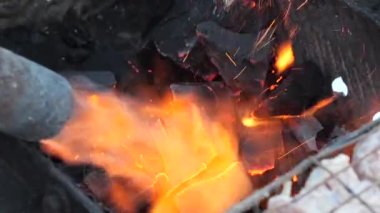 Mangal kömürlerini ateş ocağıyla yakmak