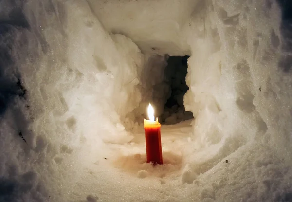Свеча Горит Снежной Пещере — стоковое фото