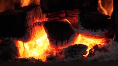 Kalorifer ocağında odun yanıyor. Kırmızı alev.