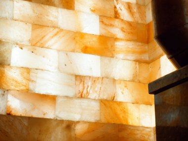 Işıltılı sauna içi ve Himalaya kaya tuzu yığını 2021