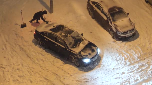 Inverno Persone Aiutano Lasciare Pulita Neve Nel Parcheggio — Video Stock