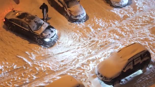 院子里大雪覆盖着道路和汽车 — 图库视频影像