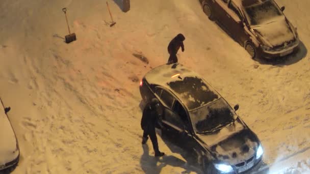 Зима Много Снега Дворе Покрыты Дорогами Автомобилями — стоковое видео