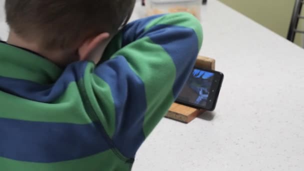 Dziecko Patrzy Telefon — Wideo stockowe