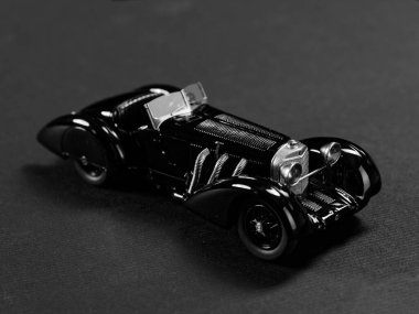 GOMEL, BELARUS - 16 Şubat 2021: Gri arkaplan 2021 'deki eski bir arabanın ölçekli modeli