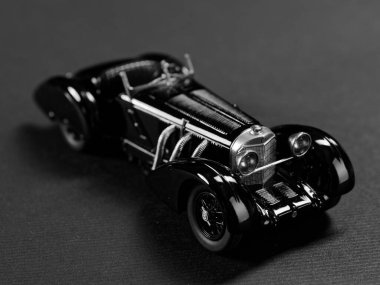 GOMEL, BELARUS - 16 Şubat 2021: Gri arkaplan 2021 'deki eski bir arabanın ölçekli modeli