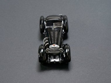 GOMEL, BELARUS - 16 Şubat 2021: Gri arkaplan 2021 'deki eski bir arabanın ölçekli modeli