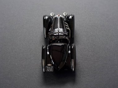 GOMEL, BELARUS - 16 Şubat 2021: Gri arkaplan 2021 'deki eski bir arabanın ölçekli modeli