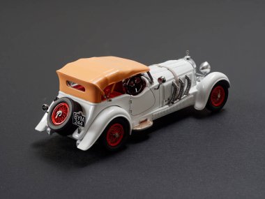 GOMEL, BELARUS - 16 Şubat 2021: Gri arkaplan 2021 'deki eski bir arabanın ölçekli modeli