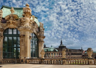 Dresden, Almanya - 4 Ağustos 2017: Zwinger - son Alman Barok, 18. yüzyılın başlarında kuruldu. Dört muhteşem saray binasından oluşan bir kompleks