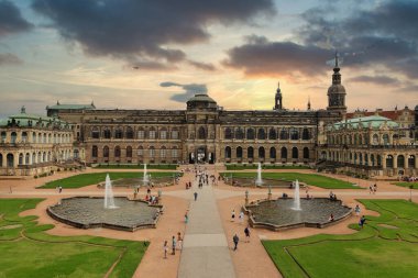 Dresden, Almanya - 4 Ağustos 2017: Zwinger - son Alman Barok, 18. yüzyılın başlarında kuruldu. Dört muhteşem saray binasından oluşan bir kompleks