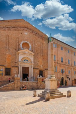 Urbino, İtalya - 9 Ağustos 2017: Chiesa di San Domenico Piazza Rinascimento