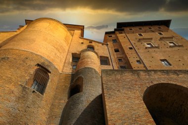 Urbino, İtalya - 9 Ağustos 2017: Urbino 'daki bir binanın mimari öğeleri. Panjurlu kırmızı tuğla ve pencereler.