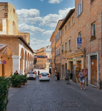 Urbino, İtalya - 9 Ağustos 2017: Eski Urbino kasabasında küçük bir sokak. güneşli bir gün