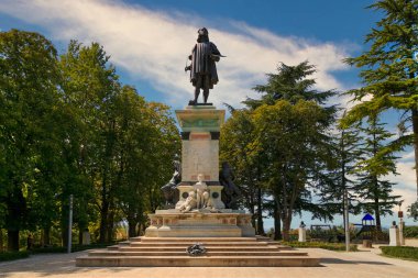 Urbino, İtalya - 9 Ağustos 2017 Ressam Raphael Anıtı