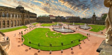 Dresden, Almanya - 4 Ağustos 2017: Zwinger - son Alman Barok, 18. yüzyılın başlarında kuruldu. 2021 'deki dört muhteşem saray binası.