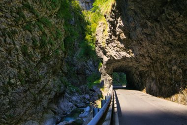 İtalya 'nın dağlarındaki vadiden geçen dar dağ yolu