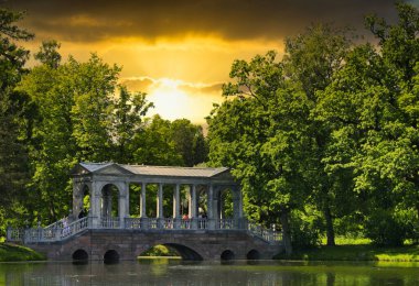 Petersburg, Rusya - 29 Haziran 2017: Marble Bridge in the park Tsarskoye Selo, Rusya