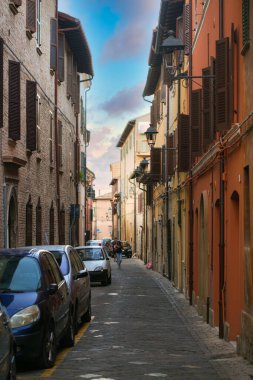 Fano, İtalya - 8 Ağustos 2017: Geceleri eski şehrin dar sokakları