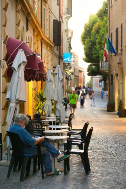 Fano, İtalya - 8 Ağustos 2017: Geceleri eski şehrin dar sokakları