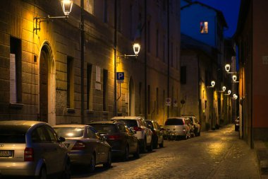 Fano, İtalya - 8 Ağustos 2017: Eski kasabada gece sokak lambalarıyla aydınlatılmış dar sokak lambaları