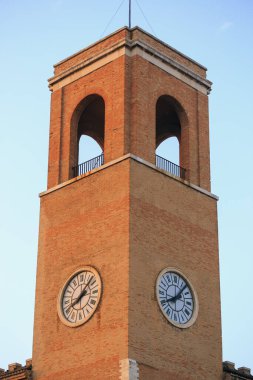 Fano, İtalya - 8 Ağustos 2017 tuğla saat kulesi