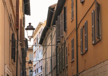 Fano, İtalya - 8 Ağustos 2017: Geceleri eski şehrin dar sokakları