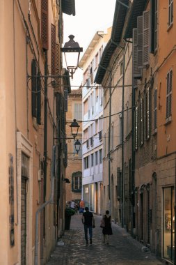 Fano, İtalya - 8 Ağustos 2017: Geceleri eski şehrin dar sokakları