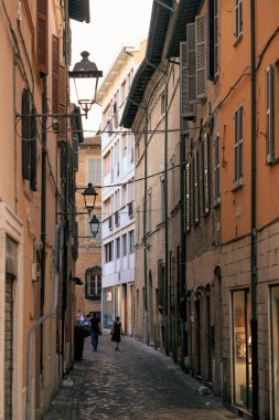 Fano, İtalya - 8 Ağustos 2017: Geceleri eski şehrin dar sokakları