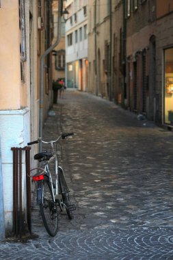 Fano, İtalya - 8 Ağustos 2017: Geceleri eski şehrin dar sokakları