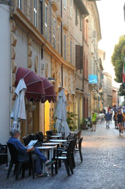 Fano, İtalya - 8 Ağustos 2017: Geceleri eski şehrin dar sokakları