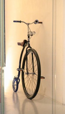 Fano, İtalya - 8 Ağustos 2017: Dükkan vitrininde eski bir bisiklet