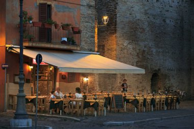 Fano, İtalya - 8 Ağustos 2017: eski kasabada küçük, rahat bir sokak kafesi