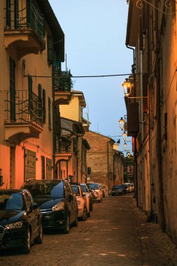 Fano, İtalya - 8 Ağustos 2017: Eski kasabada gece sokak lambalarıyla aydınlatılmış dar sokak lambaları