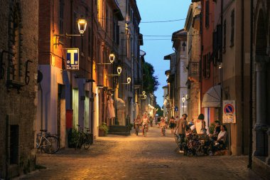 Fano, İtalya - 8 Ağustos 2017: eski kasabada küçük, rahat bir sokak kafesi