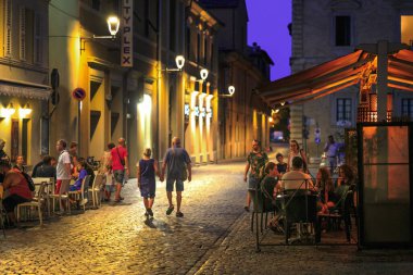 Fano, İtalya - 8 Ağustos 2017: eski kasabada küçük, rahat bir sokak kafesi