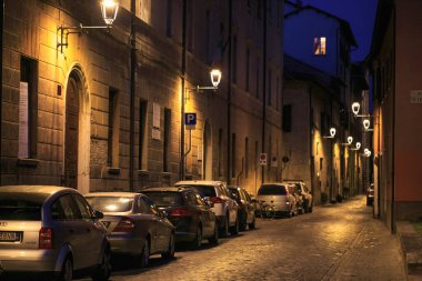 Fano, İtalya - 8 Ağustos 2017: Eski kasabada gece sokak lambalarıyla aydınlatılmış dar sokak lambaları