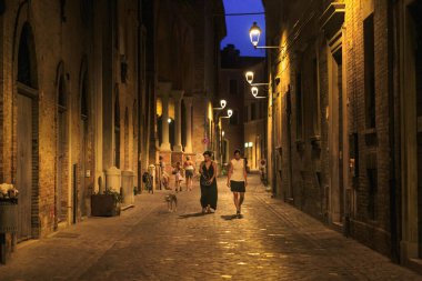 Fano, İtalya - 8 Ağustos 2017: Eski kasabada gece sokak lambalarıyla aydınlatılmış dar sokak lambaları