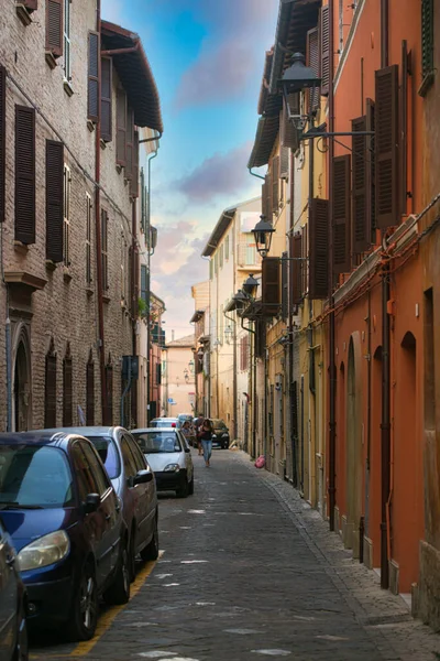 Fano, İtalya - 8 Ağustos 2017: Geceleri eski şehrin dar sokakları