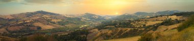 San Marino Cumhuriyeti 'nin 2021 gün batımında panoramik manzarası