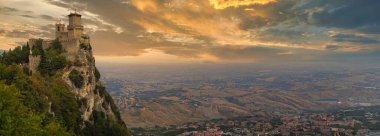 San Marino Cumhuriyeti 'nin 2021 gün batımında panoramik manzarası