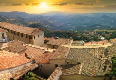 San Marino Cumhuriyeti günbatımında panoramik manzara