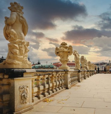 Dresden, Almanya - 4 Ağustos 2017: Zwinger - son Alman Barok, 18. yüzyılın başlarında kuruldu. Dört muhteşem saray binasından oluşan bir kompleks