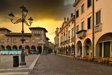 Montagnana, İtalya - 6 Ağustos 2017: Eski şehrin sakin sokaklarının mimarisi