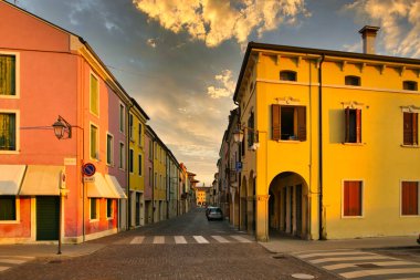 Montagnana, İtalya - 6 Ağustos 2017: Eski şehrin sakin sokaklarının mimarisi