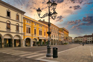 Montagnana, İtalya - 6 Ağustos 2017: Eski şehrin sakin sokaklarının mimarisi