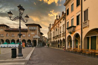 Montagnana, İtalya - 6 Ağustos 2017: Eski şehrin sakin sokaklarının mimarisi