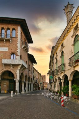 Montagnana, İtalya - 6 Ağustos 2017: Eski şehrin sakin sokaklarının mimarisi