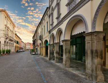 Montagnana, İtalya - 6 Ağustos 2017: Eski şehrin sakin sokaklarının mimarisi