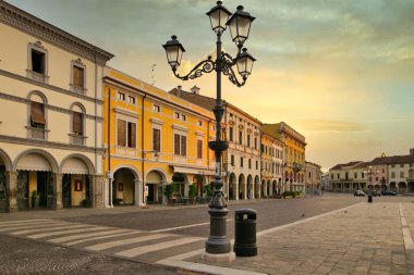 Montagnana, İtalya - 6 Ağustos 2017: Eski şehrin sakin sokaklarının mimarisi